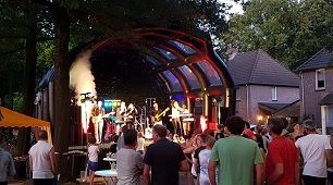 Afbeelding bij de poll: Voor (jaar)markten, feesten en evenementen is een tijdelijk muziekpodium op het nieuwe horecaplein noodzakelijk