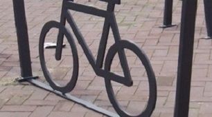 Afbeelding bij de poll: Fietsen parkeren we niet op het nieuwe horecaplein maar in de buurt. Naast de bushalte aan de overzijde van de Eindhovenseweg is een goede plek voor een fietsenstalling