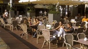 Afbeelding bij de poll: Eenheid in reclame-uitingen en terrassen zorgt voor een mooier beeld in het centrum van Aalst