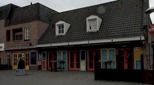 Afbeelding bij de poll: Het gebouw van voormalig café Moonen moet behouden blijven