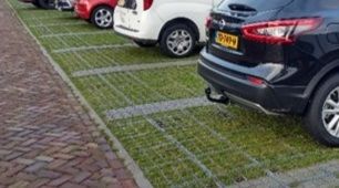Afbeelding bij de poll: De parkeerterreinen horen ook bij het centrum en moeten een aantrekkelijke, groenere uitstraling krijgen