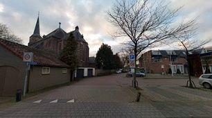 Afbeelding bij de poll: Bij de toegang naar de Leesakker vanaf de Raadhuisstraat begint het centrum. Dat maken we duidelijk door de kerk en pastorie beter zichtbaar te maken en het gebied in te richten al ‘auto te gast’