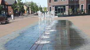 Afbeelding bij de poll: Een kleine fontein op het plein is een meerwaarde voor de uitstraling