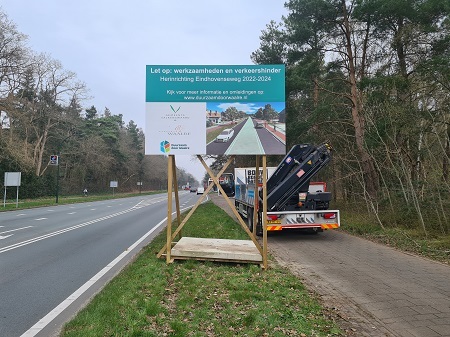 Bord langs de Eindhovenseweg om automobilisten erop te wijzen dat er werkzaamheden gaan plaatsvinden