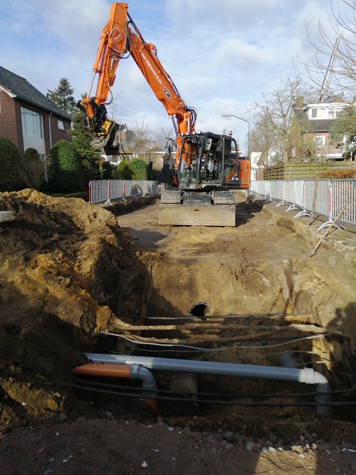 Het ontgraven van rioleringssleuf