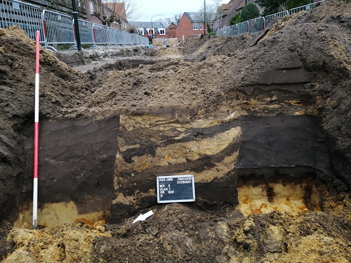 Stratigrafie: de “oude” rioleringssleuf in het midden, akkerlagen (donkere lagen) en C-horizont (geel zand)