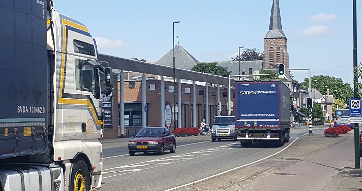 Verkeer rijdt op de Eindhovenseweg